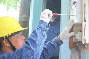 市電力部門為用戶更換具有遠程數據傳輸功能的電錶。