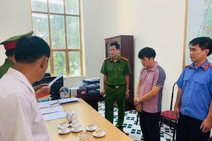 執法警員向嫌犯宋光泰（右二）宣讀逮捕令。（圖源：警方提供）