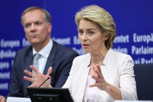 馮德萊恩當選後出席新聞發佈會。（圖源：新華社）