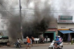 事發現場冒出滾滾濃煙。（圖源：孟玲）