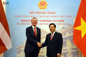 政府副總理、外交部長范平明（右）會見拉脫維亞外長埃德加斯‧林克維奇斯。（圖源：VOV）