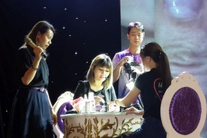 新加坡美甲導師傅玲凌介紹新加坡美甲新技藝。