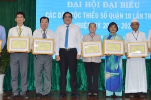 共青團市委副書記吳明海代表市方向第十郡兩集體及5位個人頒贈獎狀。