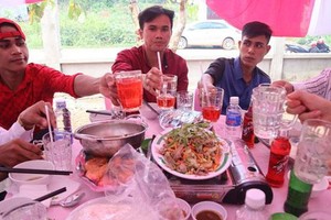 在某個沒招待酒類的喜宴上，賓客依然盡歡。