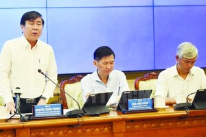 市人委會主席阮成鋒（左）在會上發言。（圖源：互聯網）