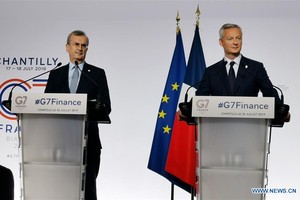 法國財政部長布魯諾‧勒梅爾（右）與法國央行行長維勒魯瓦在G7財長會閉幕後出席記者會。（圖源：新華社）