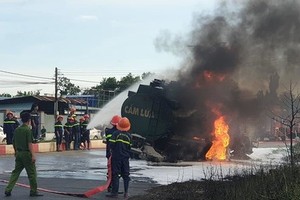 消防員趕抵現場滅火。（圖源：南豐）
