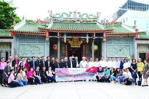 檳城潮商會代表團與義安會館理事會合照。