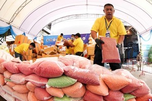 上月在泰國大城府，當局舉行銷毒儀式，將一袋袋在執法行動中起獲的冰毒丸子送去銷毀。 （圖源：路透社）