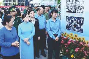 市委副書記武氏蓉(左一)與代表觀展。（圖源：互聯網）