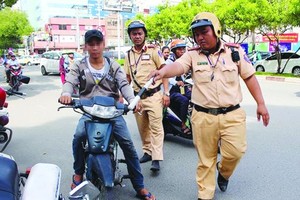 交警檢查騎摩托車不戴安全帽者。（圖源：互聯網）