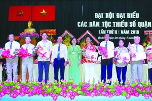 第八郡領導向華人模範頒發獎狀。