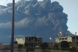 秘魯烏維納斯火山噴發，噴出約5000米高的灰柱。（圖源：El Comercio）