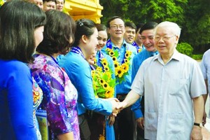 總書記、國家主席阮富仲（右）與各代表親切交談。（圖源：松林）