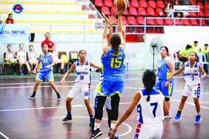 女子組，胡志明市隊(藍衫)對平順隊比賽一瞥。