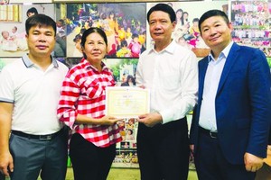 故鄉人道中心代表(左二)向在越投資的中國廣東企業致送感謝書。