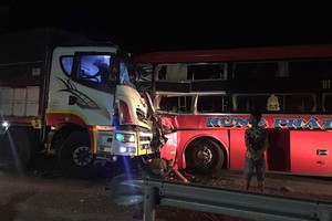 客車與卡車迎頭相撞，導致客車司機曾廷福當場慘死。（圖源：VOV）