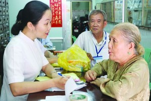 第六郡東醫會慈善診所為郡內榮軍烈士家屬贈醫施藥。