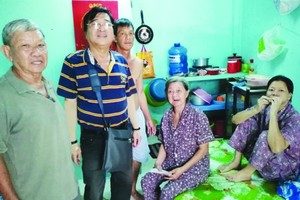 何冠忠理事長與理事成員遞交1000萬元捐款予何民好大娘。