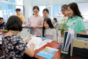 應屆畢業生辦理入學手續。（示意圖源：互聯網）