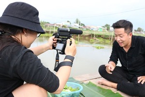 節目主持人寶寶對南部西區美食作評價。