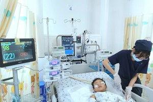 從公寓十三樓墜地，幸好花叢緩衝讓5歲的小K 男童生還。經3天積極治療，小K不再使用呼吸器，目前已清醒，皮膚紅潤。（圖源：燕兒）