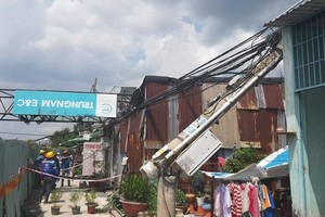 吊塔倒塌壓在民房的鐵皮瓦頂上。（圖源：如仕）