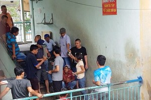 阿鸞（中）作為鬥雞賭博的仲裁。