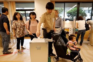 日本民眾對2019年日本參議院選舉進行投票。（圖源：路透社）