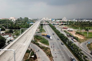 投資基礎設施系統將有助推動各個服務業發展。