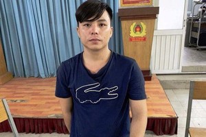 被捕的嫌犯黃清方與涉案物證。（圖源：警方提供）