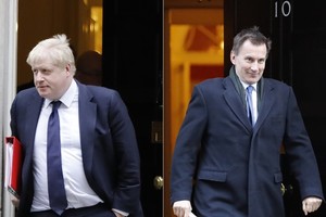 約翰遜（左圖）擊敗杰里米‧亨特。（圖源：互聯網）