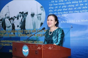 越南各友好組織聯合會主席阮芳娥在紀念儀式上致詞。（圖源：越通社）