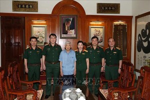 中央軍委常務委員、越南人民軍總政治部主任梁強大將（左二）探望原總書記、原越南人民軍總政治部主任黎可漂上將（左三）並合影留念。（圖源：越通社）