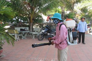 寧順省防疫人員在各民居區進行噴灑除蚊噴霧劑。