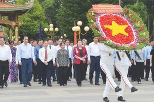 國會主席阮氏金銀率領的國會代表團昨(24)日上午前往濱藥烈士紀念祠與古芝縣西貢-堤岸-嘉定革命傳統區晉謁和上香緬懷。（圖源：互聯網）