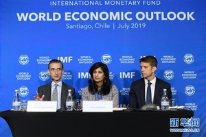  7月23日，在智利首都聖地亞哥，IMF首席經濟學家吉塔·戈皮納特（中）和IMF研究部副主任吉安·馬里亞·米萊西－費雷蒂（左）出席新聞發布會。（圖源：新華社）