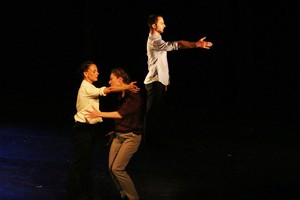 《女性》提出真正性別的問題。