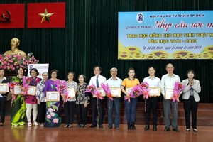 組委會向多個華人單位頒贈感謝狀。