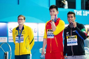 霍頓（左一）不與孫楊合影。（圖源：互聯網）