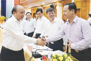 政府總理阮春福（左）與代表交談。（圖源：互聯網）