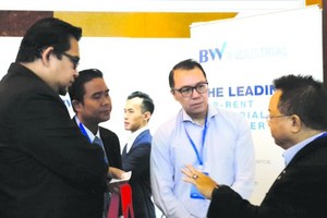 代表們互相交流。