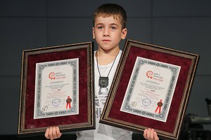 俄羅斯車臣共和國6歲男孩羅西姆‧庫里耶夫(Rohim Kuriev)，一次性完成4618個俯臥撐，創下兩項世界紀錄。（圖源：互聯網）