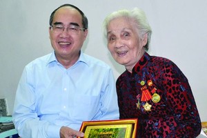 阮善仁同志給越南英雄母親黎氏格贈送禮物。（圖源：互聯網）