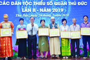 市民族處副主任曾錦榮(左三)向民族同胞頒發獎狀。