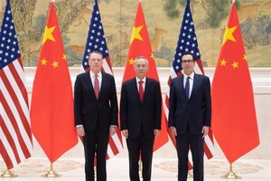 中美雙方將於7月30日起在上海舉行中美高級別經貿磋商。圖為劉鶴（中）與美方代表。（圖源：新華社）