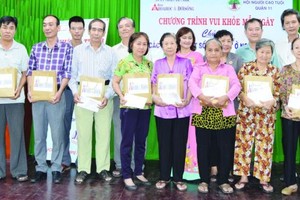 主辦方向各會員派發禮物。