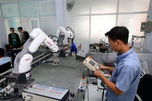 全球創意指數越南躍升３級，排名第四十二位。圖為機械科實習生在SHTP-Training中心進行機器手臂操控實習。（圖源：越通社）