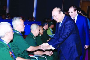 政府總理阮春福（前右）同與會代表親切握手，互致問候。（圖源：越通社）