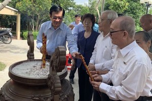 張晉創同志(左一)與代表團一同向先烈上香。